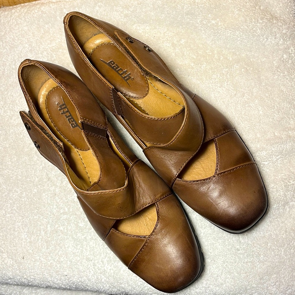Earth size 8.5 women’s tan leather wedges